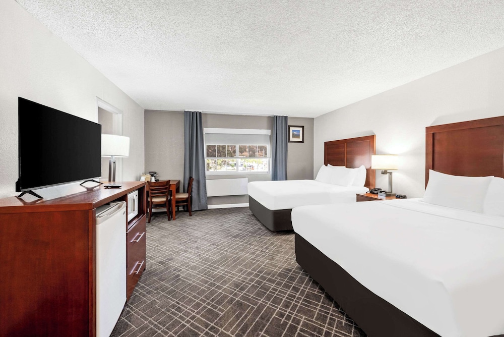 Standard Room, 2 Queen Beds, Non Smoking - Photo 2
