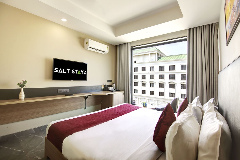 Superior Room with Balcony - Photo 9