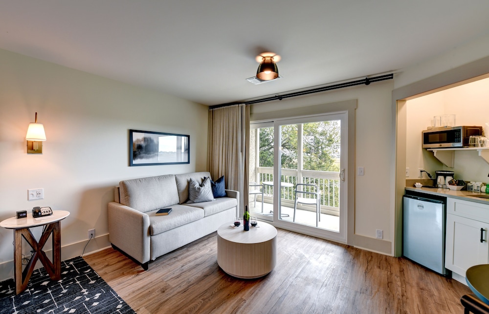 Room, 1 King Bed, Accessible, Balcony (Mobility & Hearing, Roll-in Shower) - Photo 5
