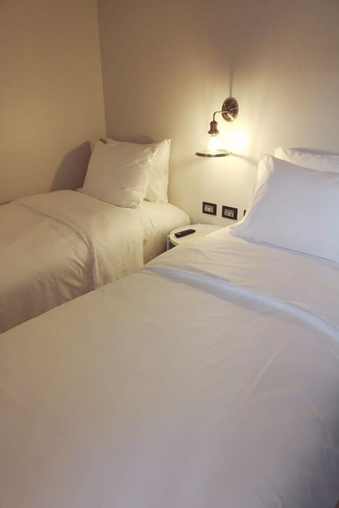 Economy Twin Room, 2 Twin Beds, Non Smoking - Photo 4