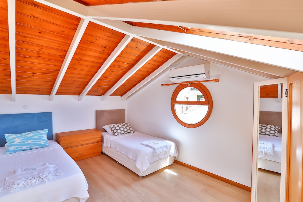 Economy Apartment, 2 Bedrooms, Balcony, Partial Sea View photo 2