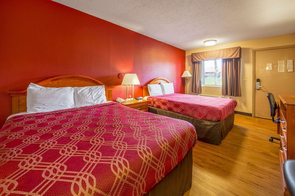 Standard Room, 2 Queen Beds, Non Smoking - Photo 5