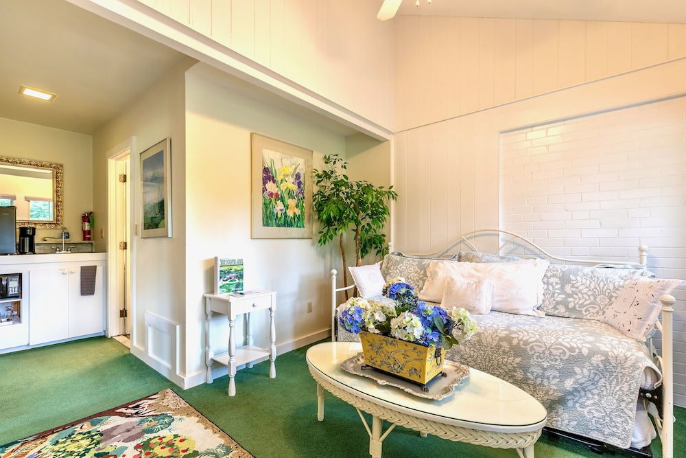 Villa King, Luxury Suite with Day Bed, Jacuzzi, dog friendly, resort views photo 3