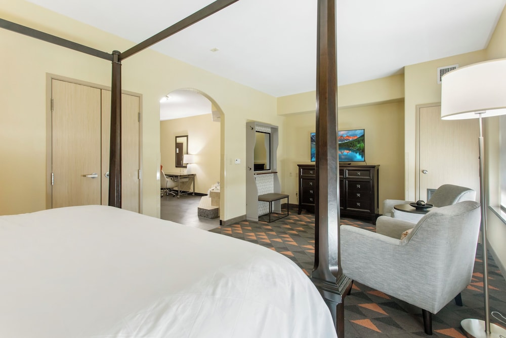 Suite, 1 King Bed, Jetted Tub (Additional Living Area) - Photo 1