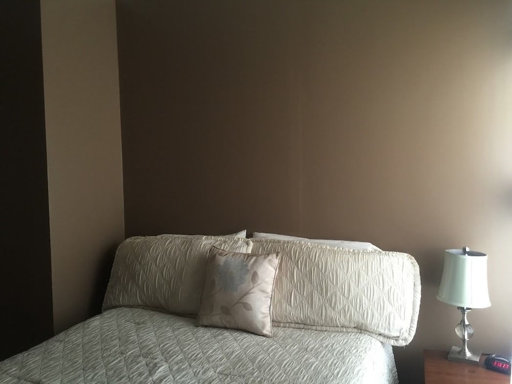 Room, 1 Queen Bed, River View (Émeraude) photo 3