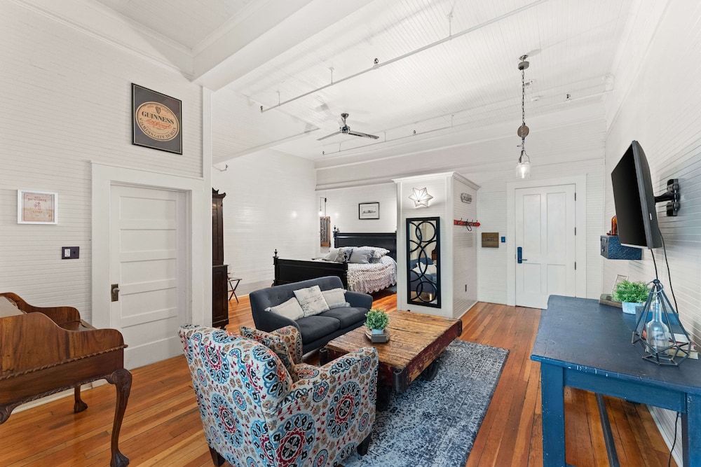 Mercantile (205) photo 1