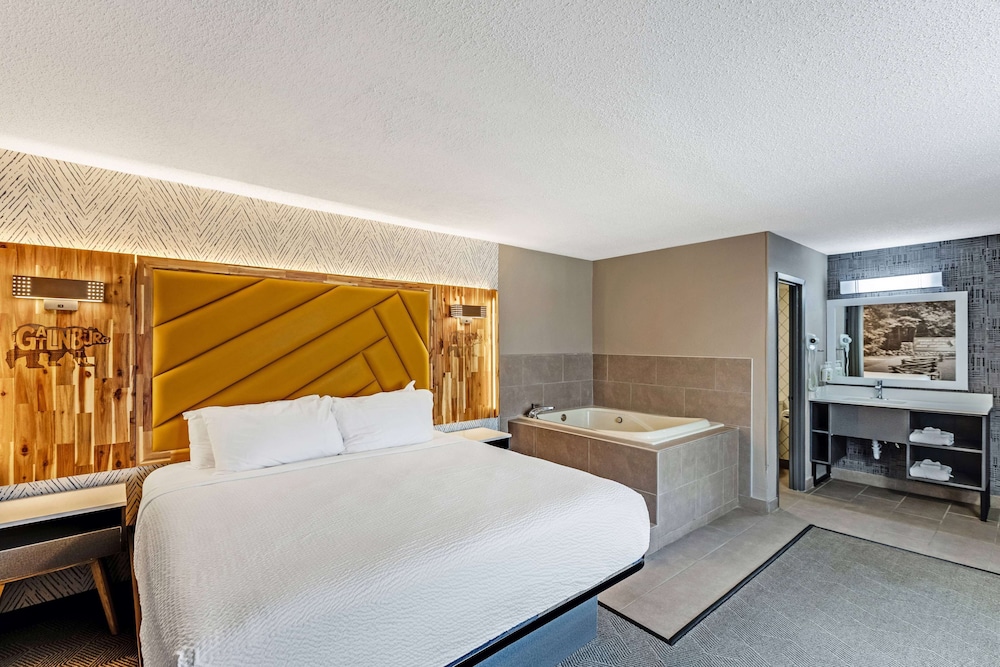 Suite, 1 King Bed, Non Smoking, Jetted Tub - Photo 2