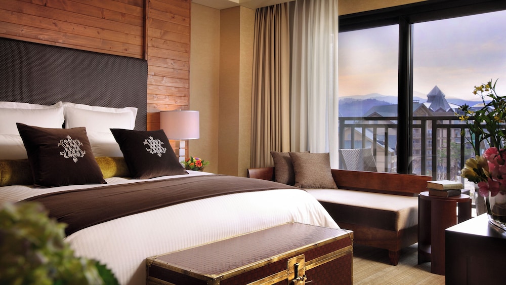 Classic Room, 1 King Bed, Lake View - Photo 2
