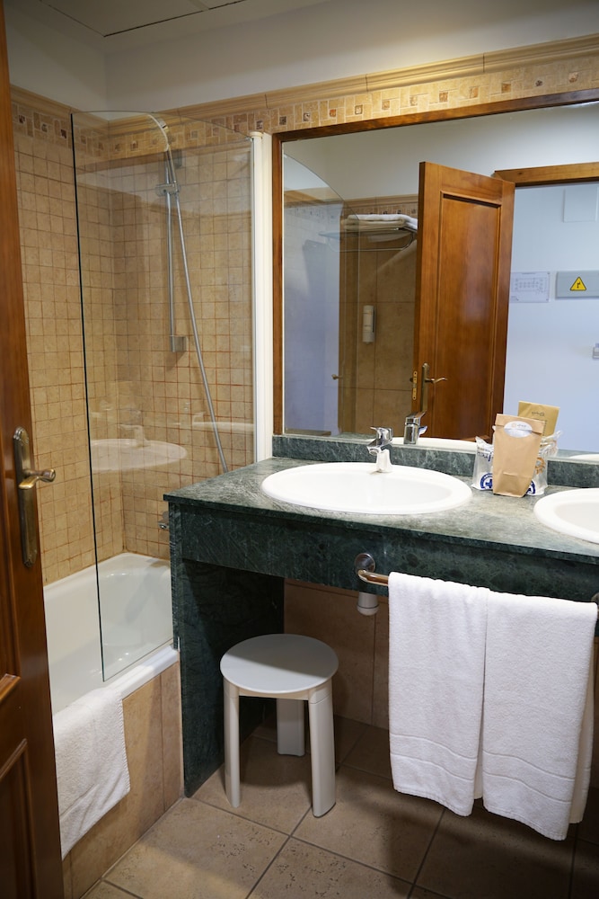Triple Room (3 adults) Triple Room (3 adults)