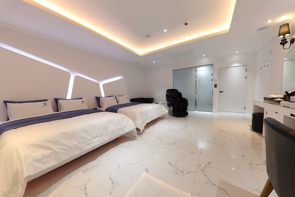 Family Room, Jetted Tub