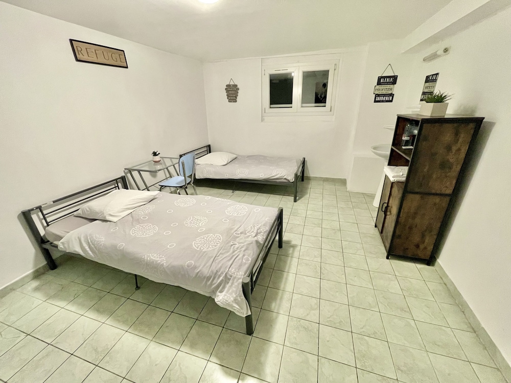 Twin Room, Shared Bathroom photo 2