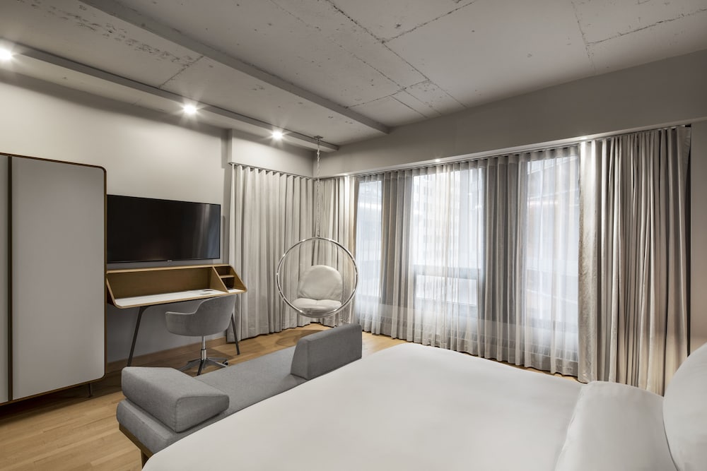 Premium Room, 1 King Bed, City View - Photo 2