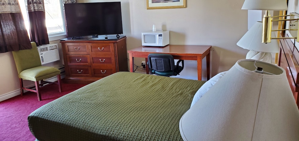 Deluxe Room, 1 Queen Bed, Non Smoking, Refrigerator & Microwave