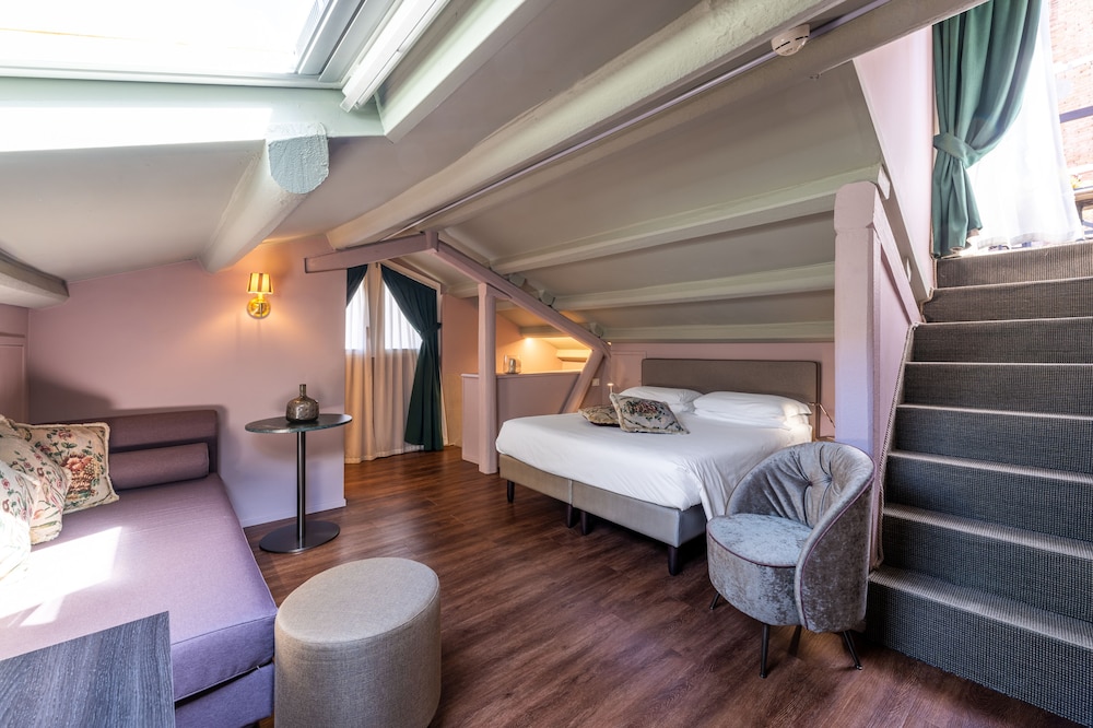 Deluxe Room (12 steps to climbe to the room) photo 2