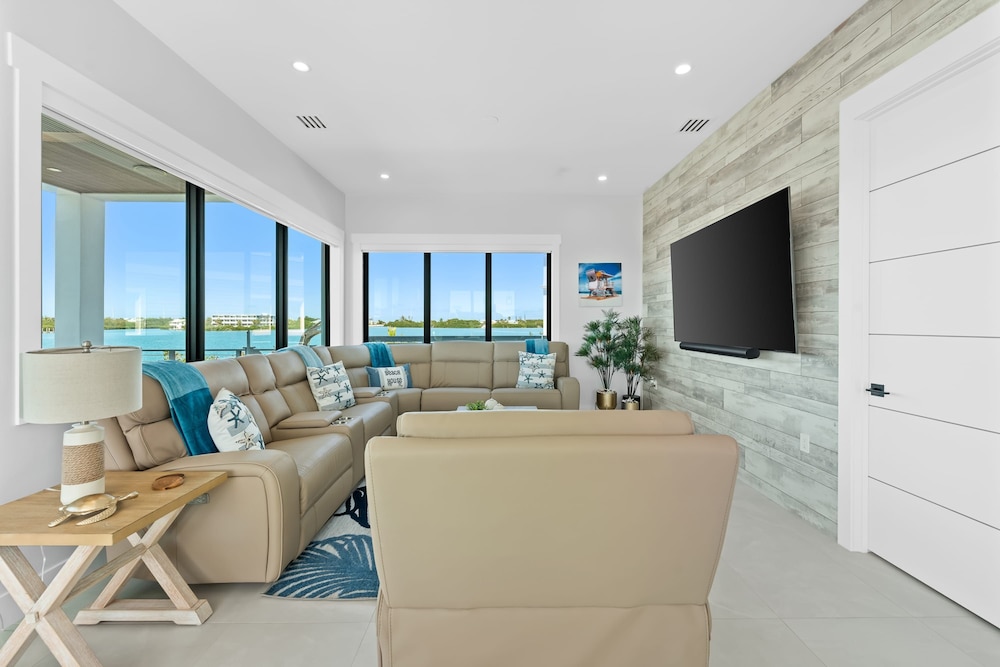 Luxury Seaside Escape ~ Heated Pool w Jacuzzi ~ Elevator ~ Dock ~ Scenic Views, Billede 80