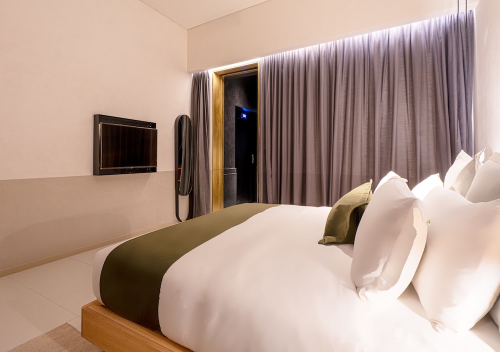 Room, 1 King Bed, Accessible (Roll-In Shower) - Photo 2