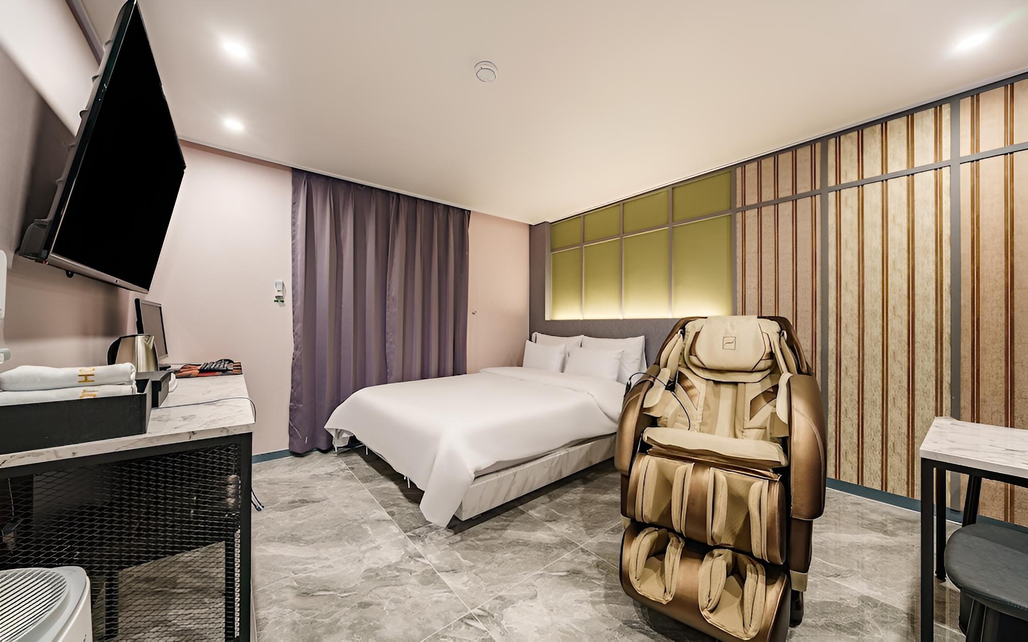 Room (Premium - 65 inch TV - 1 PC - Massage) - Photo 4