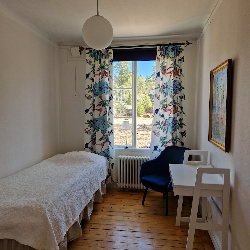 Single Room, Shared Bathroom photo 2