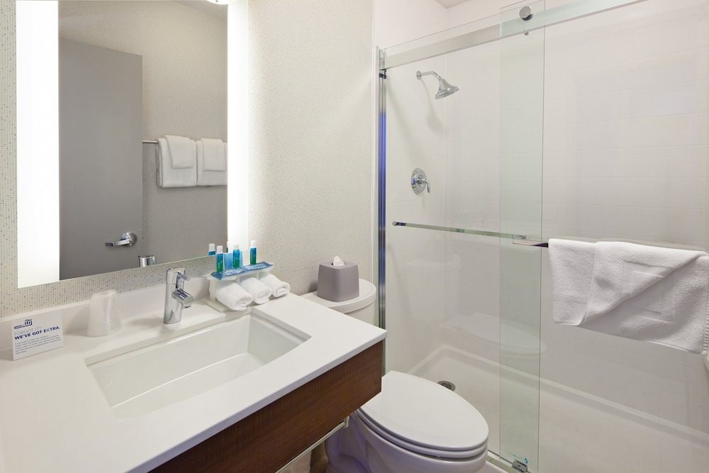 Suite, 1 King Bed, Accessible (Communications, Roll-In Shower) - Photo 4