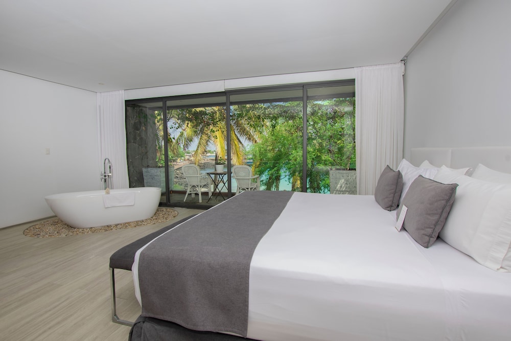 Luxury Room, 1 King Bed, Balcony photo 3