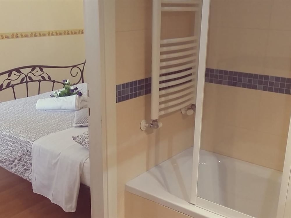Classic Double or Twin Room, Private Bathroom photo 2
