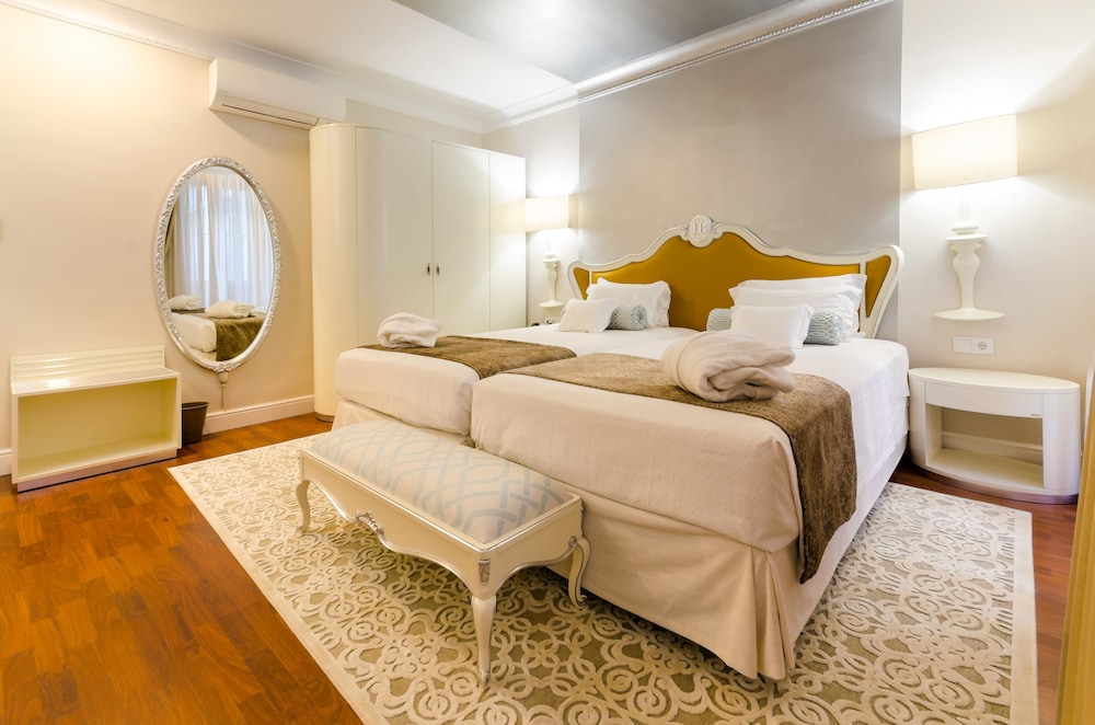 Superior Twin Room (Chiado Square View)