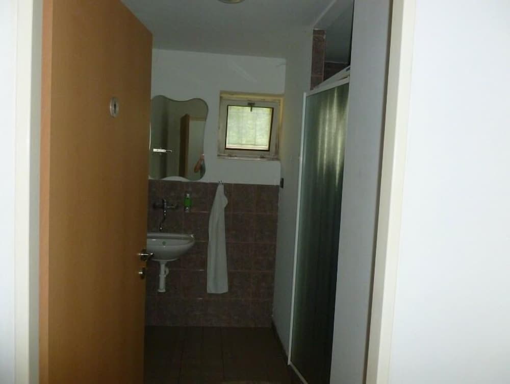 Economy Quadruple Room, Shared Bathroom photo 2