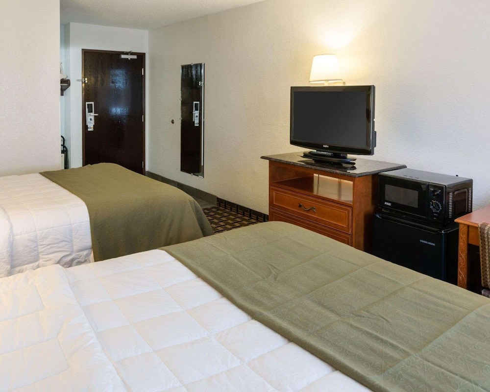 Standard Room, 2 Queen Beds, Non Smoking - Photo 3