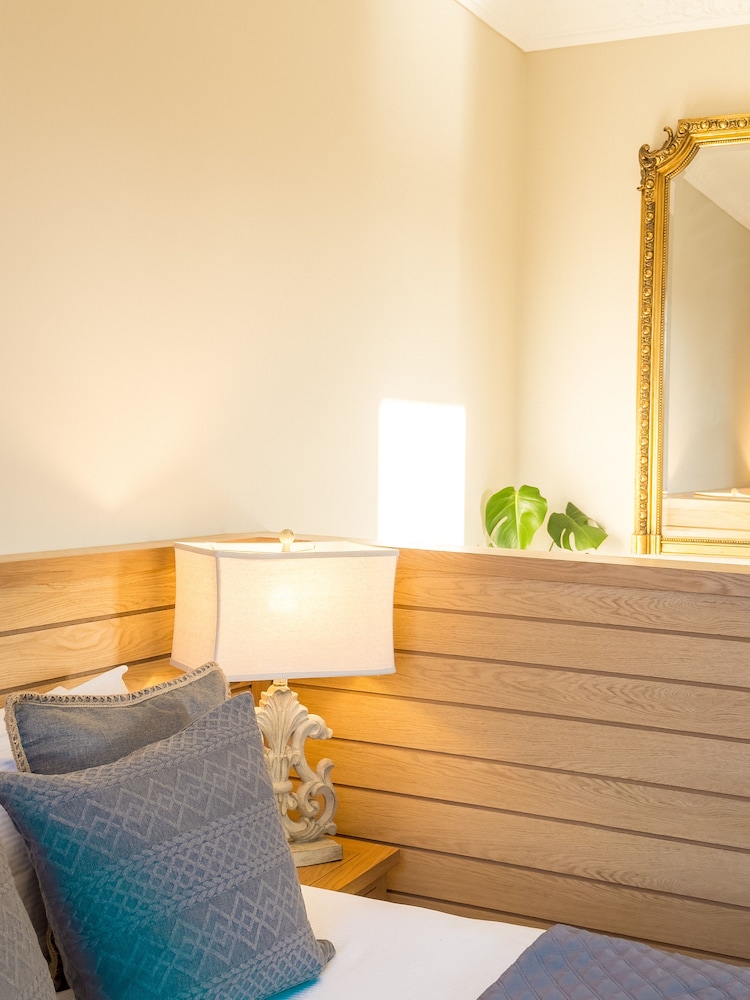Romantic Room, 1 King Bed, Bathtub, Lake View photo 3