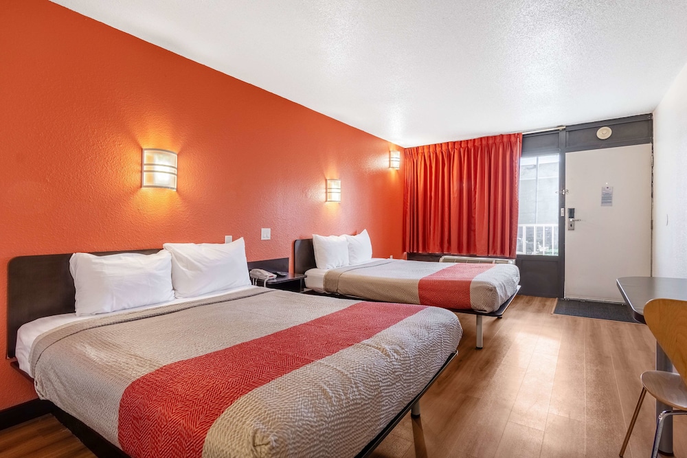 Deluxe Room, 2 Queen Beds, Accessible, Smoking photo 1