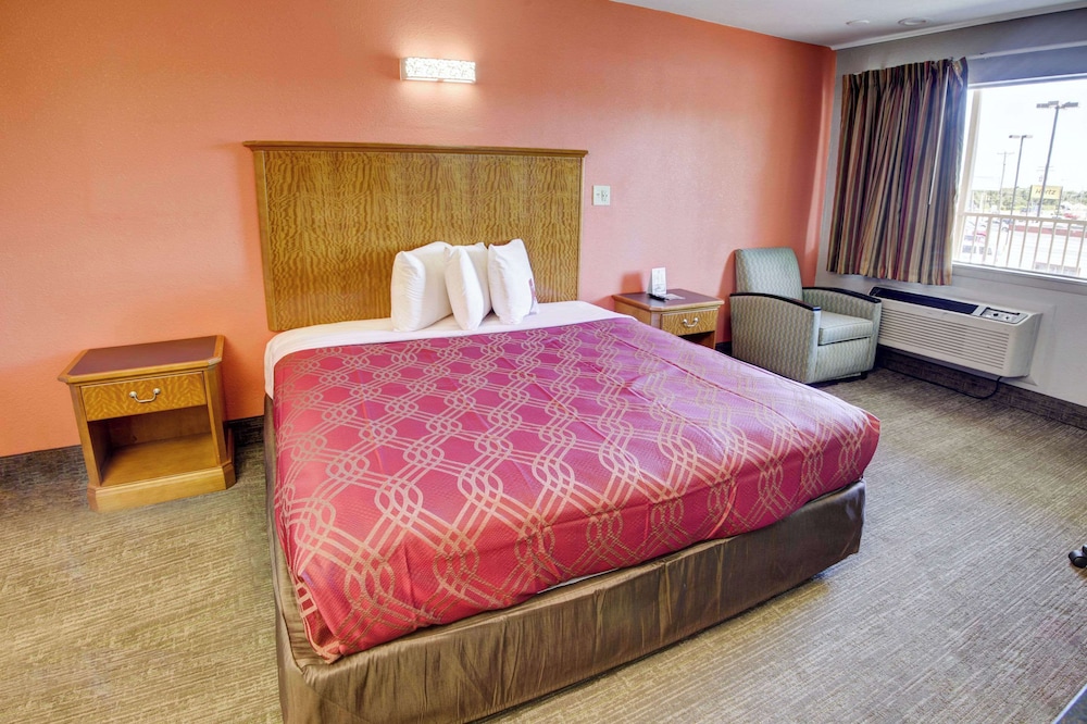 Standard Room, 1 King Bed, Smoking - Photo 4