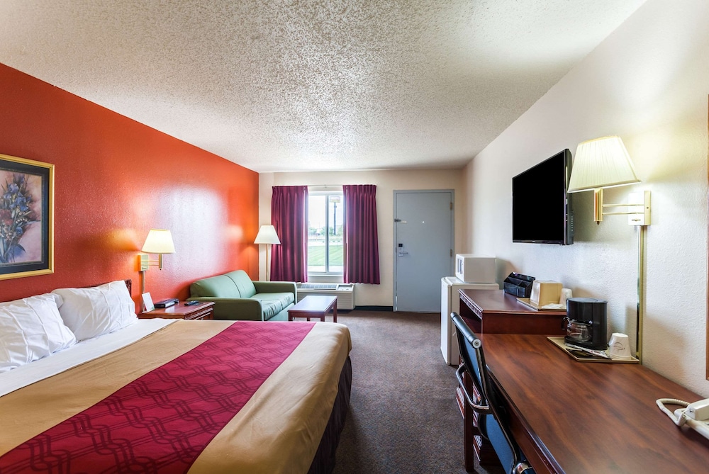 Room, 1 King Bed, Non Smoking - Photo 14