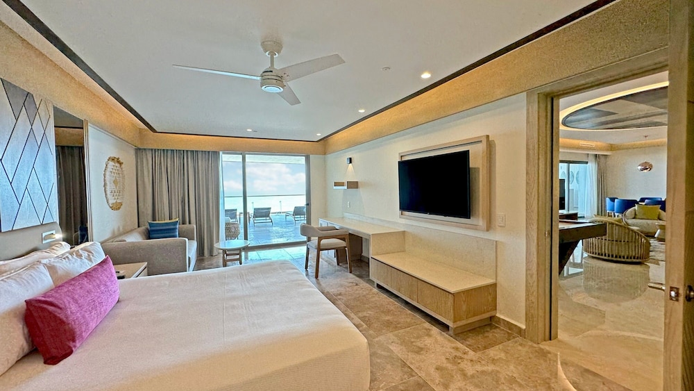Luxury Chairman Two Bedroom Suite Ocean Front Diamond Club - Photo 29