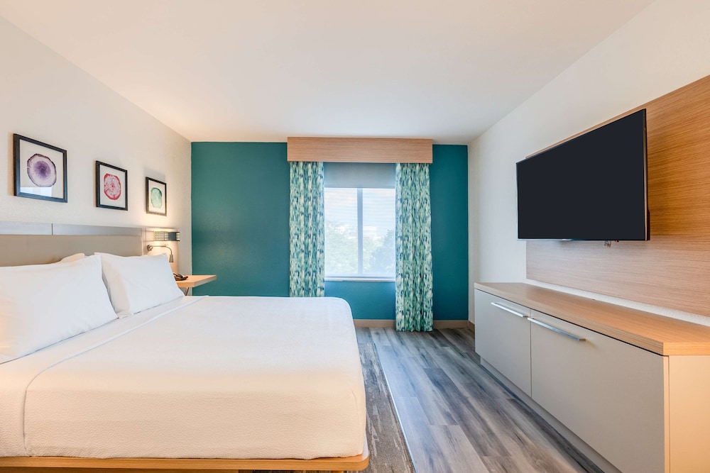 Standard Room, 1 King Bed, Accessible (Roll In Shower) - Photo 9