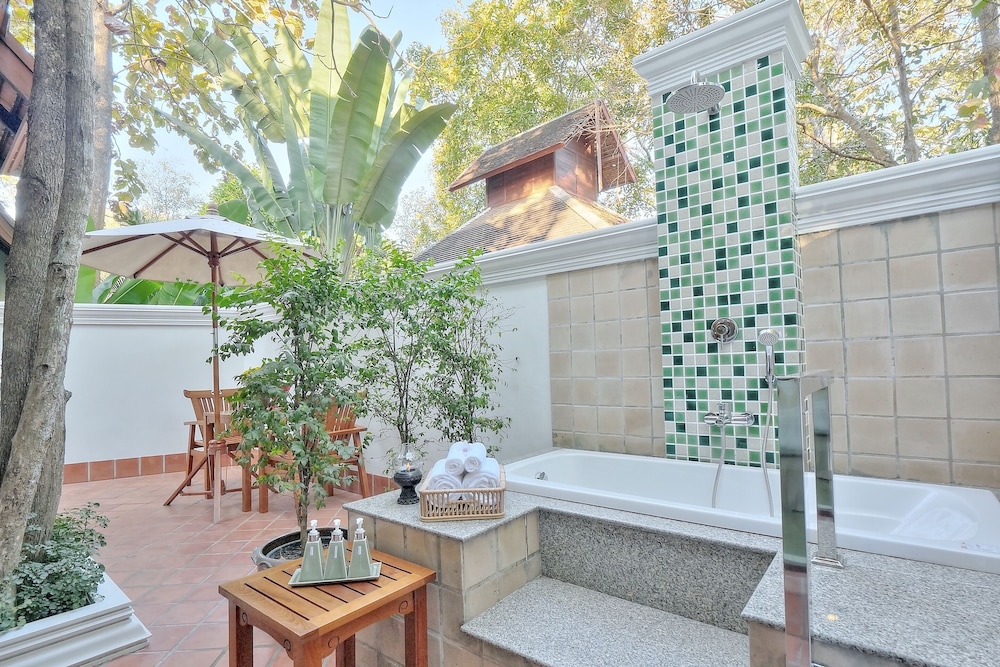 Premier Twin Courtyard Suite photo 3