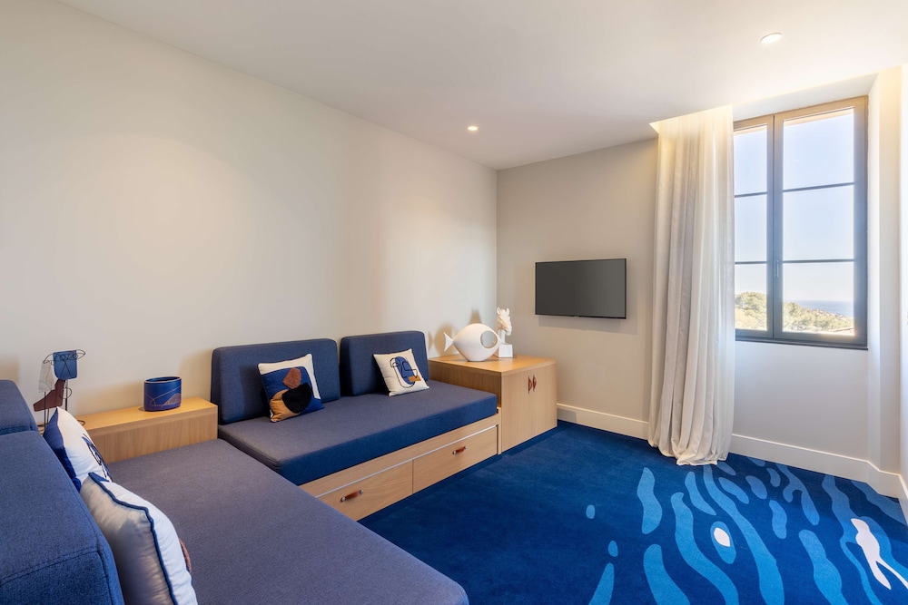 Deluxe Room, 1 King Bed, Non Smoking, Sea View (with Sofabed) photo 2