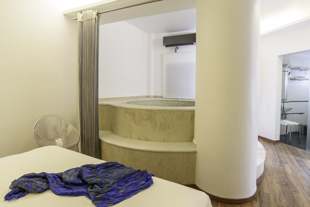 Honeymoon Suite, Jetted Tub - Photo 2