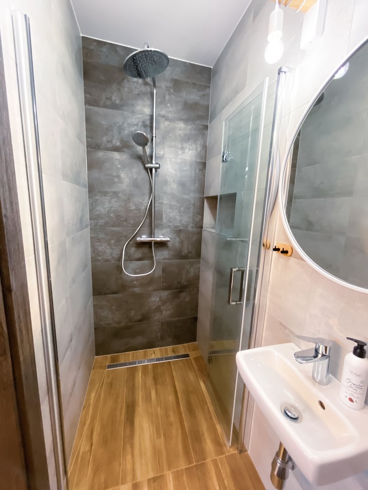 Basic Quadruple Room - Photo 6