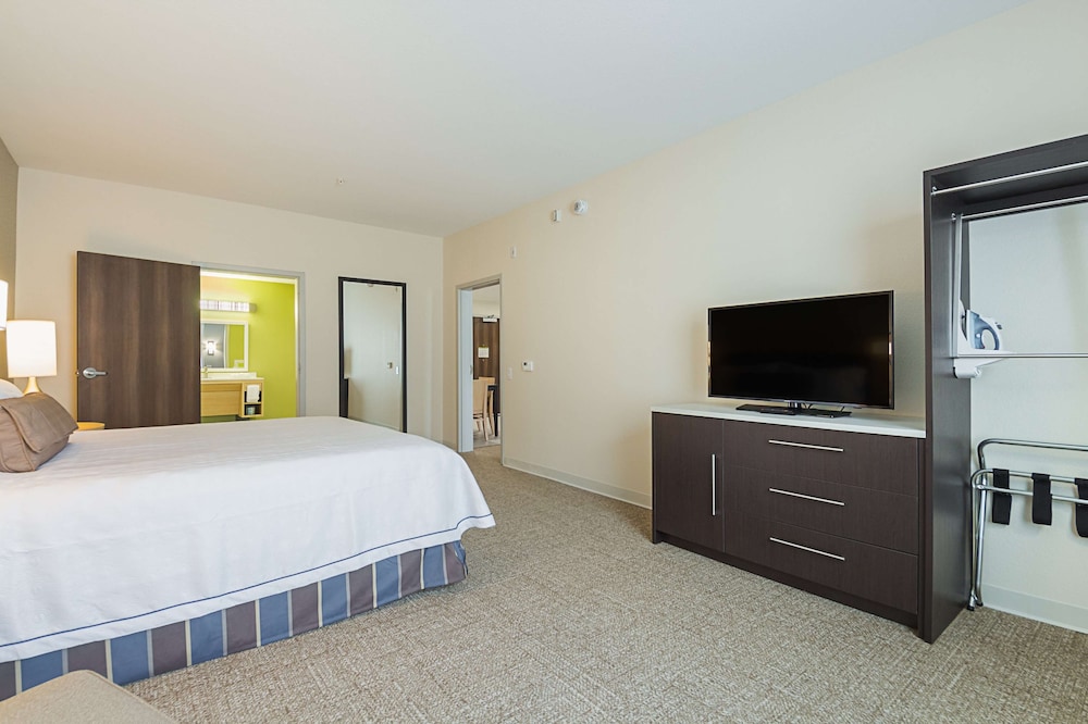 Suite, 1 King Bed, Accessible, Non Smoking (Hearing) photo 2