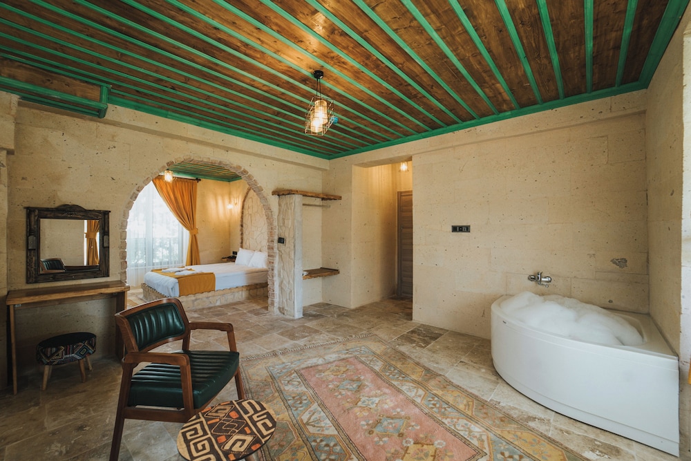 Deluxe Suite, 1 King Bed, Hot Tub, City View photo 1