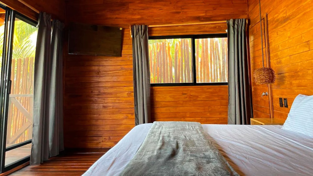 Comfort Room, Patio, Lagoon View photo 1