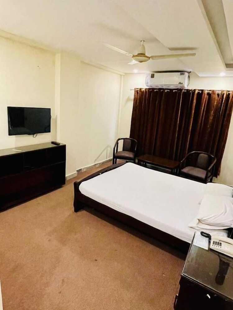 Deluxe Double or Twin Room photo 3