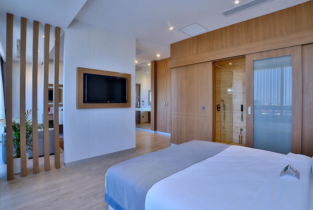 Suite, 1 King Bed, Terrace