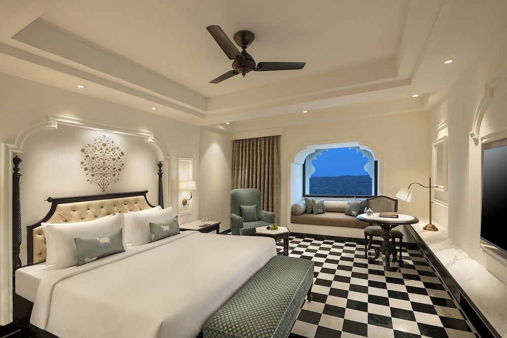 Deluxe King Room - Photo 2