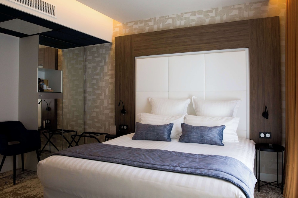 Deluxe Room, 1 King Bed, Non Smoking, Balcony - Photo 2
