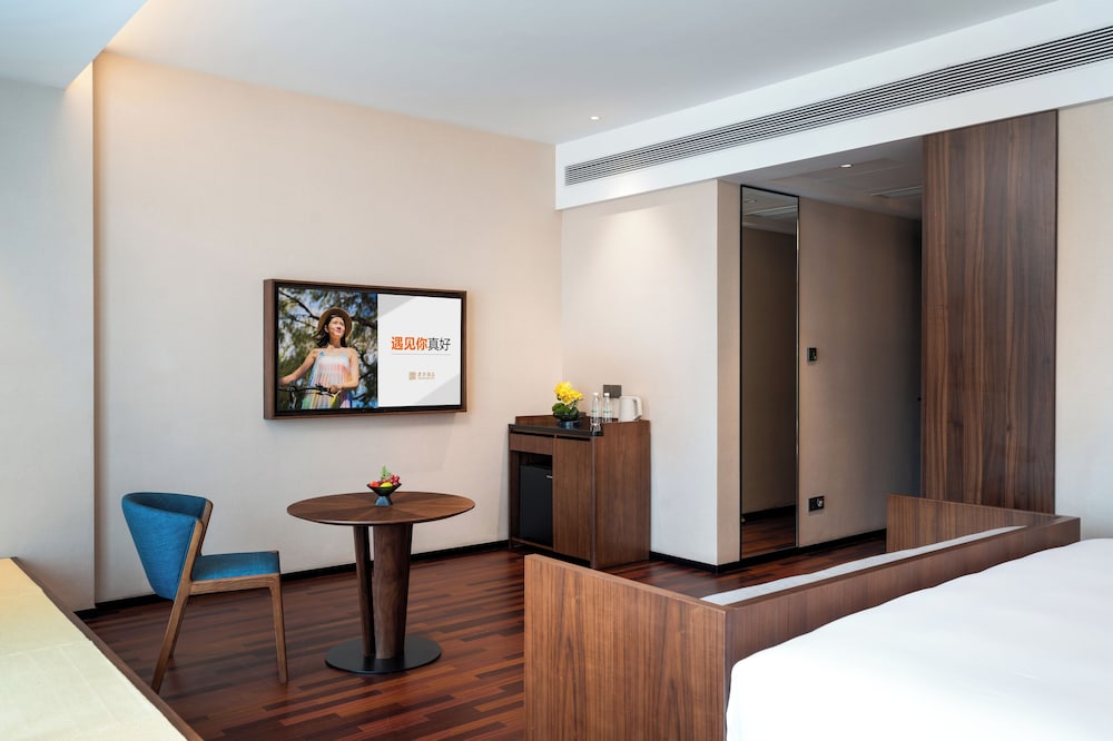 Signature Room, 1 King Bed, Non Smoking, City View photo 2