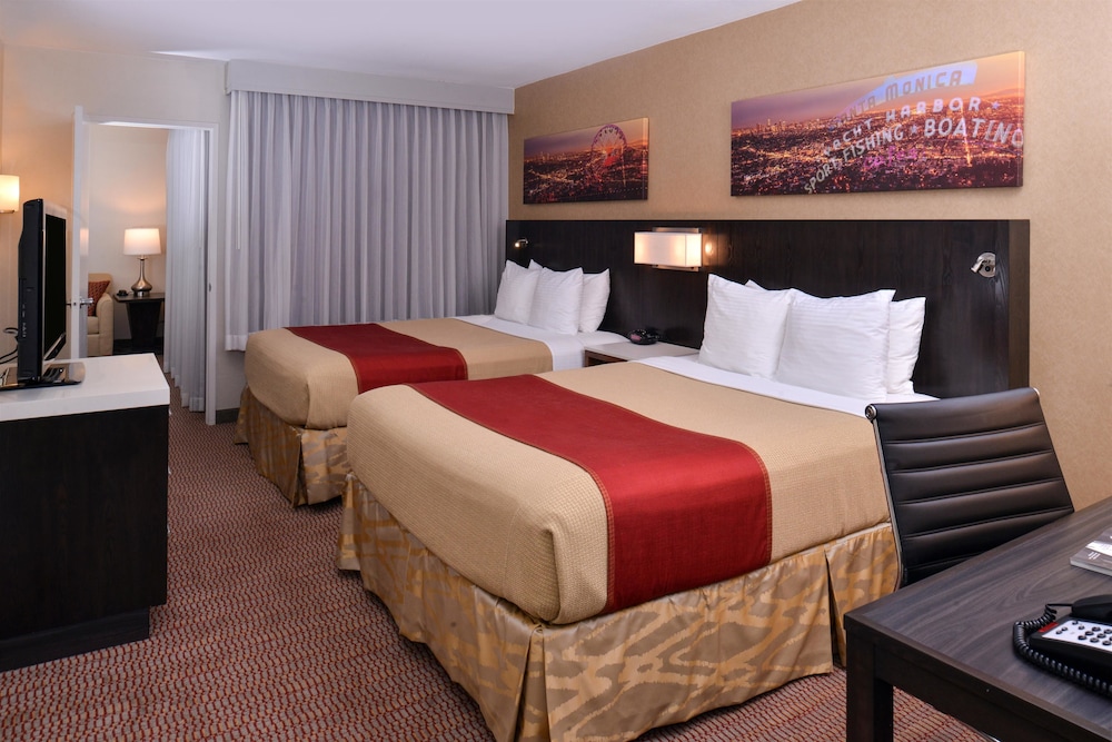 Suite, 2 Queen Beds, Non Smoking, Balcony