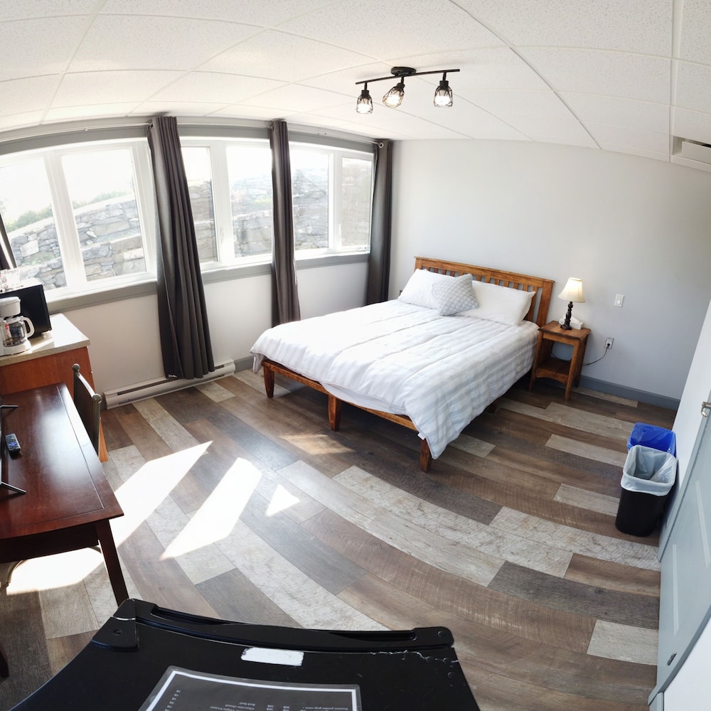 Comfort Room, 1 Queen Bed, Non Smoking, Refrigerator & Microwave photo 3