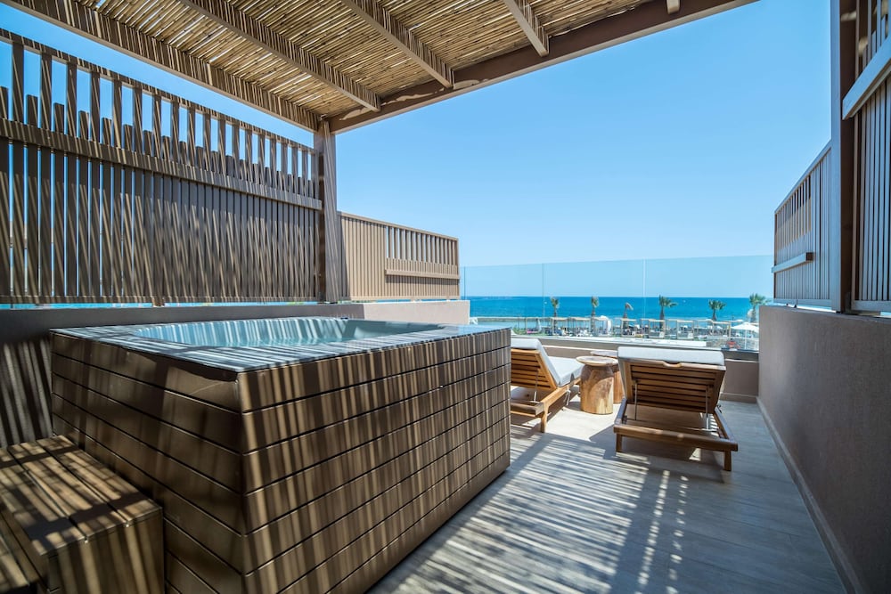 Petite Suite Sea View with Outdoor Hot Tub - Photo 17