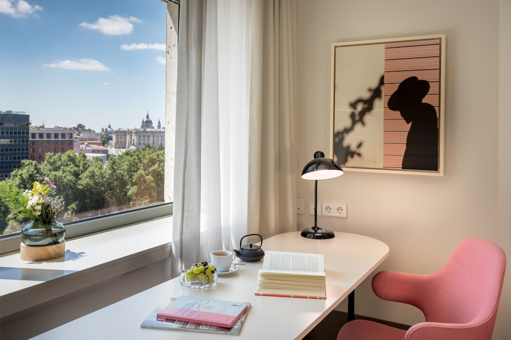 Suite, City View